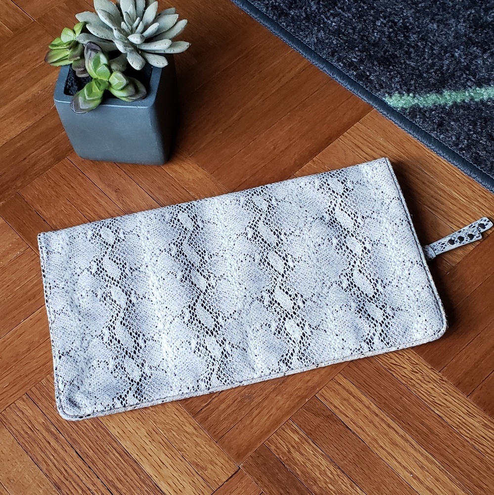 Faux snake skin clutch - Picture 4 of 8